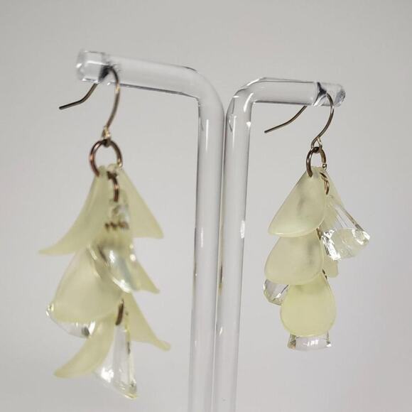 Light green acrylic petal dangle - Picture 2 of 6
